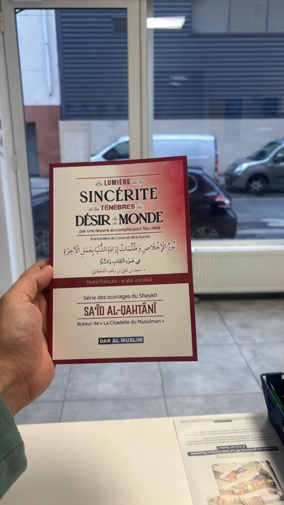 LA LUMIÈRE DE LA SINCÉRITÉ ET LES TÉNÈBRES DU DÉSIR DE CE MONDE – Shaykh Sa’id Al Qahtani (éditions Dar al muslim)
